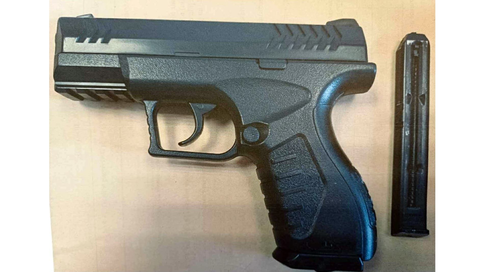 Postrzelenie z broni pneumatycznej w Łomży - policja pokazała pistolet ucznia