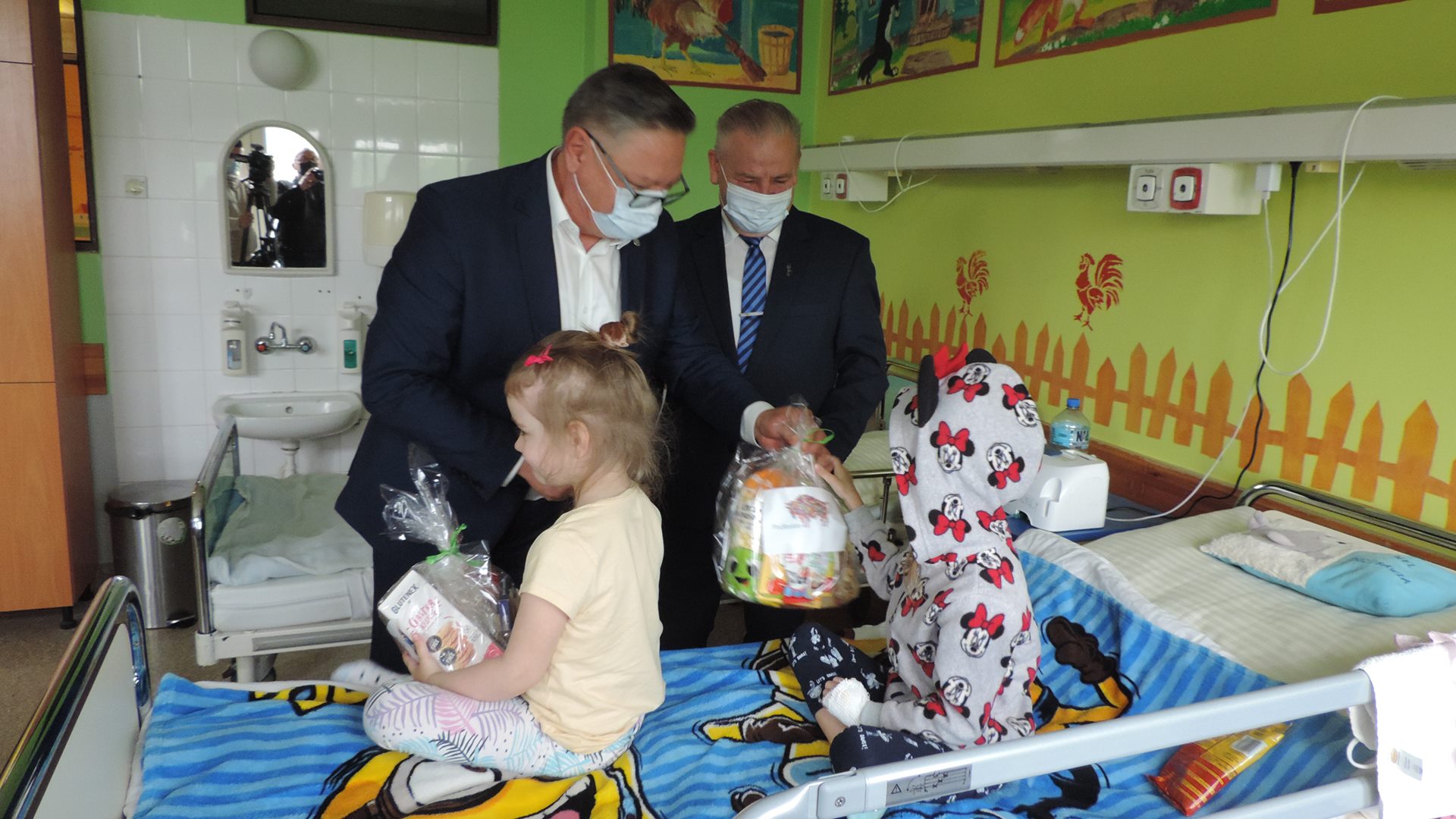 Wicemarszałek Marek Olbryś i burmistrz Kolna Andrzej Duda odwiedzili z prezentami oddział dziecięcy łomżyńskiego szpitala