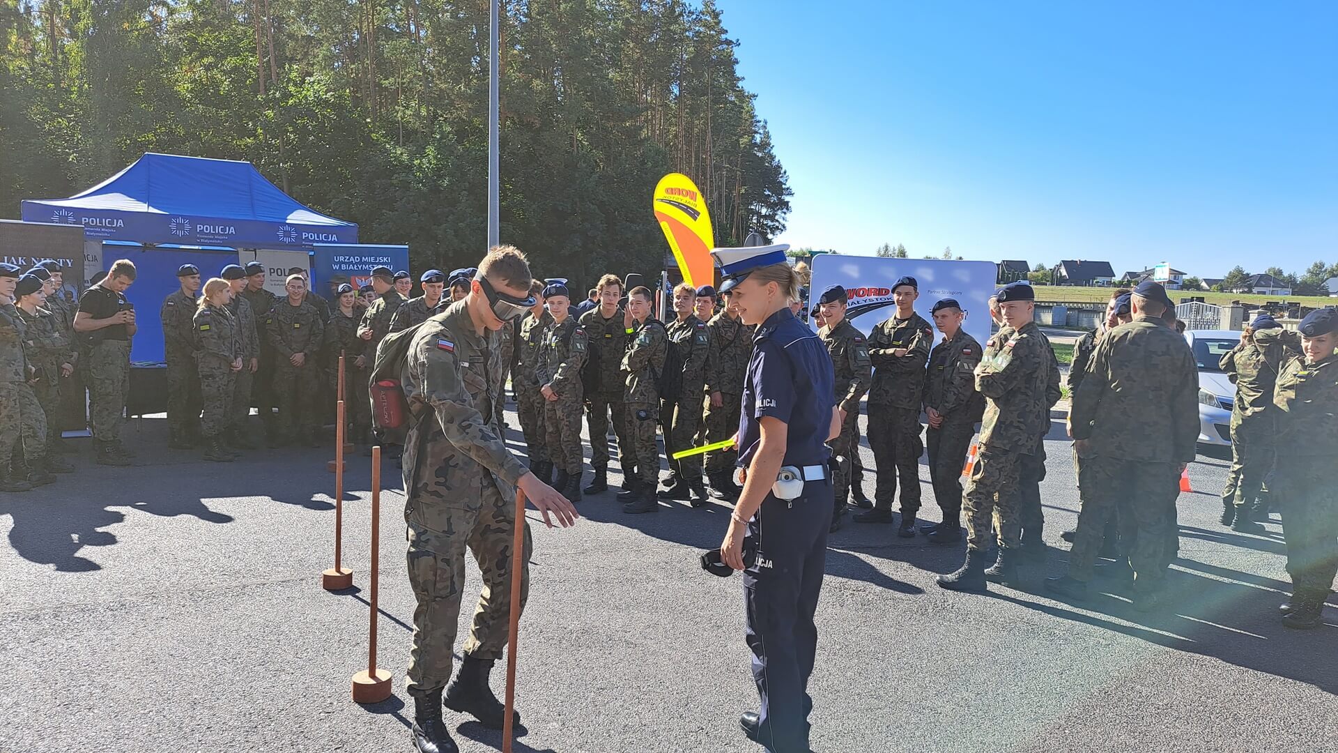 Białostoccy uczniowie wzięli udział w akcji ROADPOL Safety Days promującej przestrzeganie przepisów ruchu drogowego
