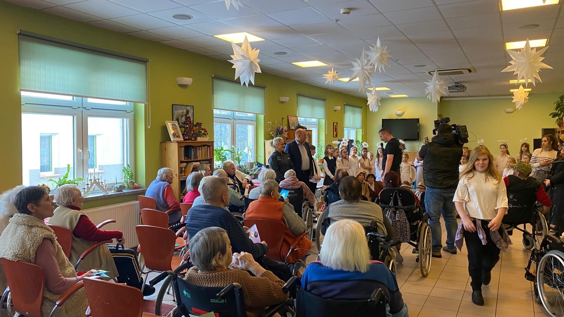 Świąteczne kartki wykonane przez osadzonych w białostockim areszcie dostali mieszkańcy DPS-u