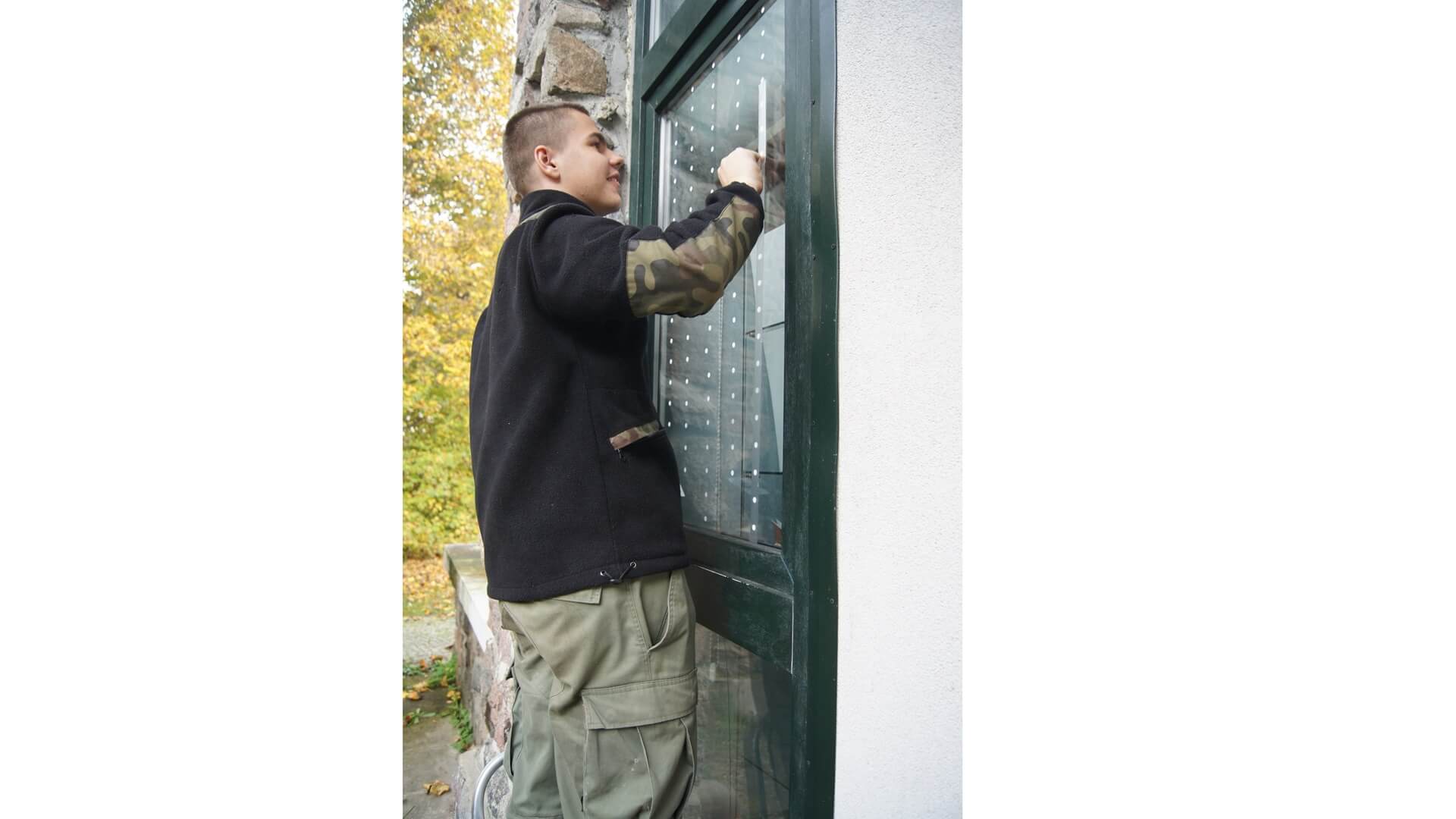 Uczniowie z Białowieży oklejają szyby - w ten sposób chronią ptaki