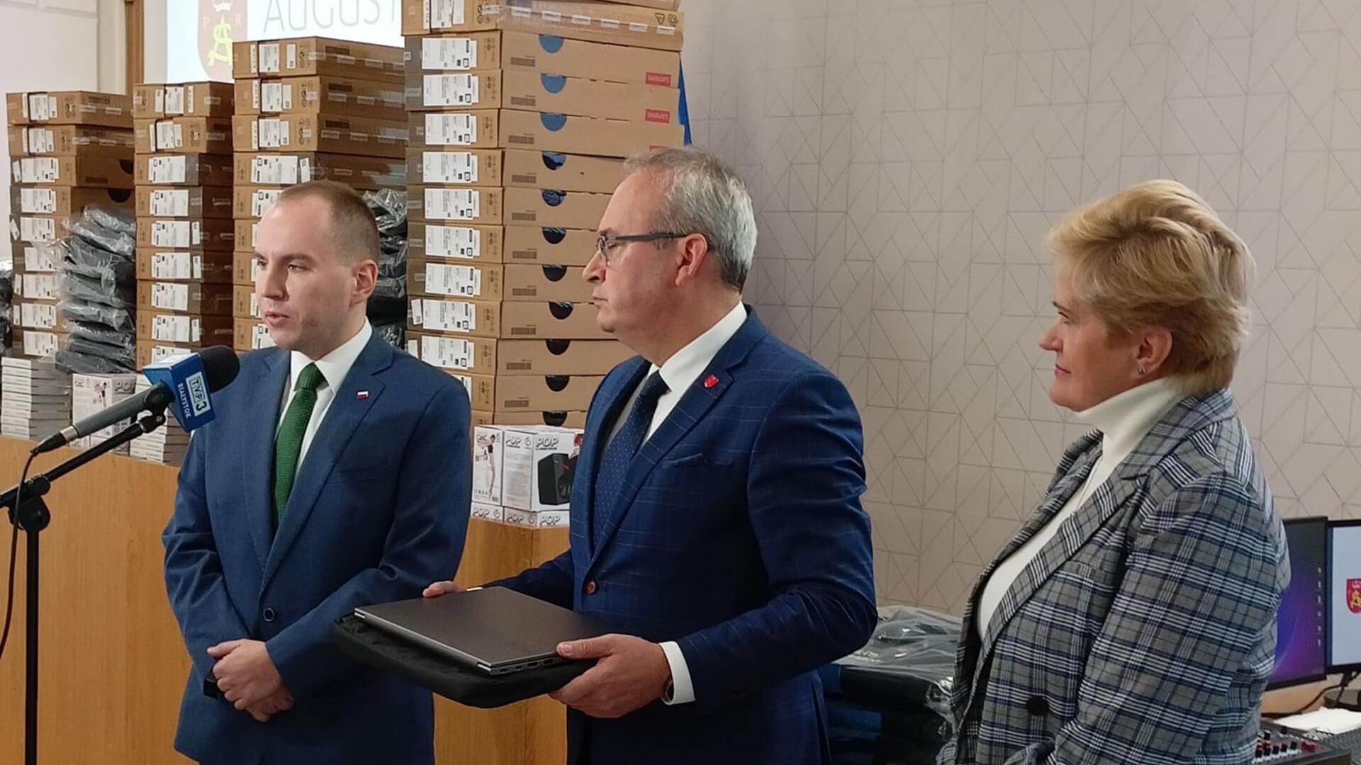 Sprzęt komputerowy o wartości blisko 900 tys. zł trafił do Augustowa - to m.in. rzutniki i oprogramowanie