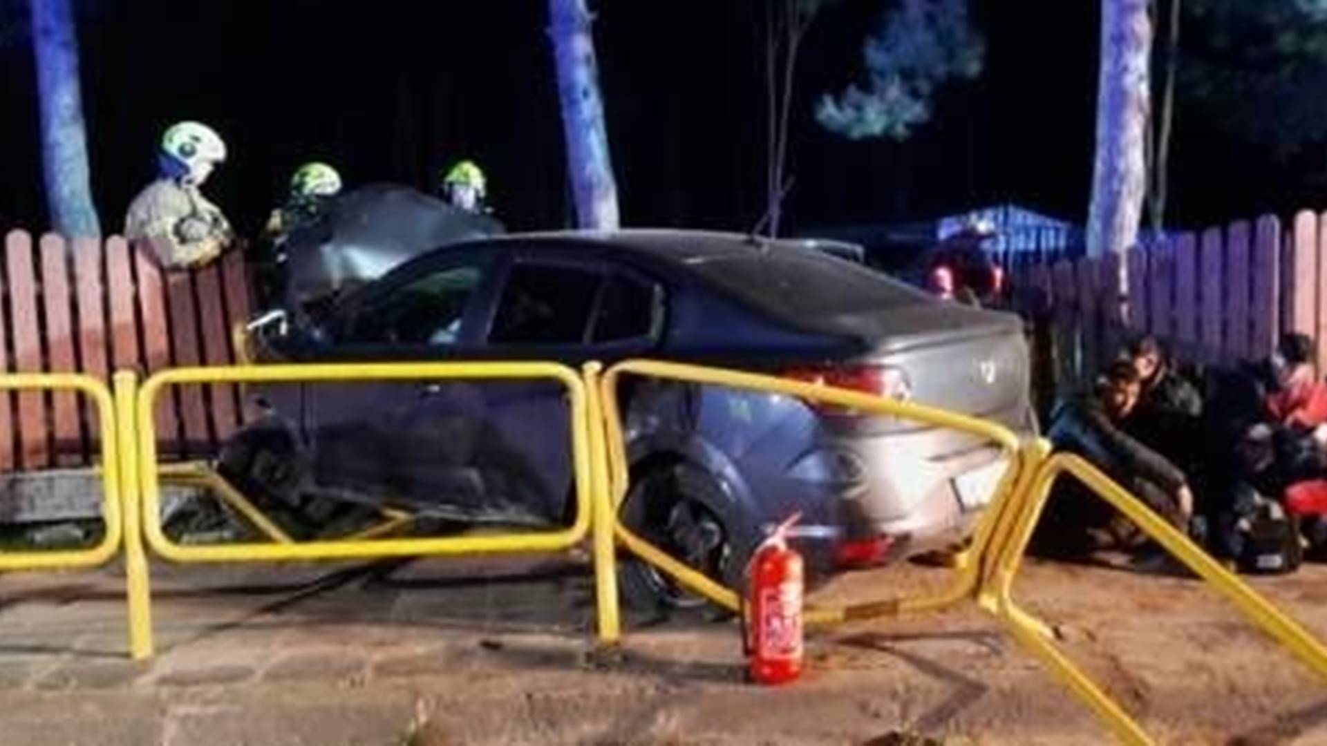 W okolicach Narewki kurier przewożący nielegalnych migrantów uderzył autem w ogrodzenie posesji i uciekł