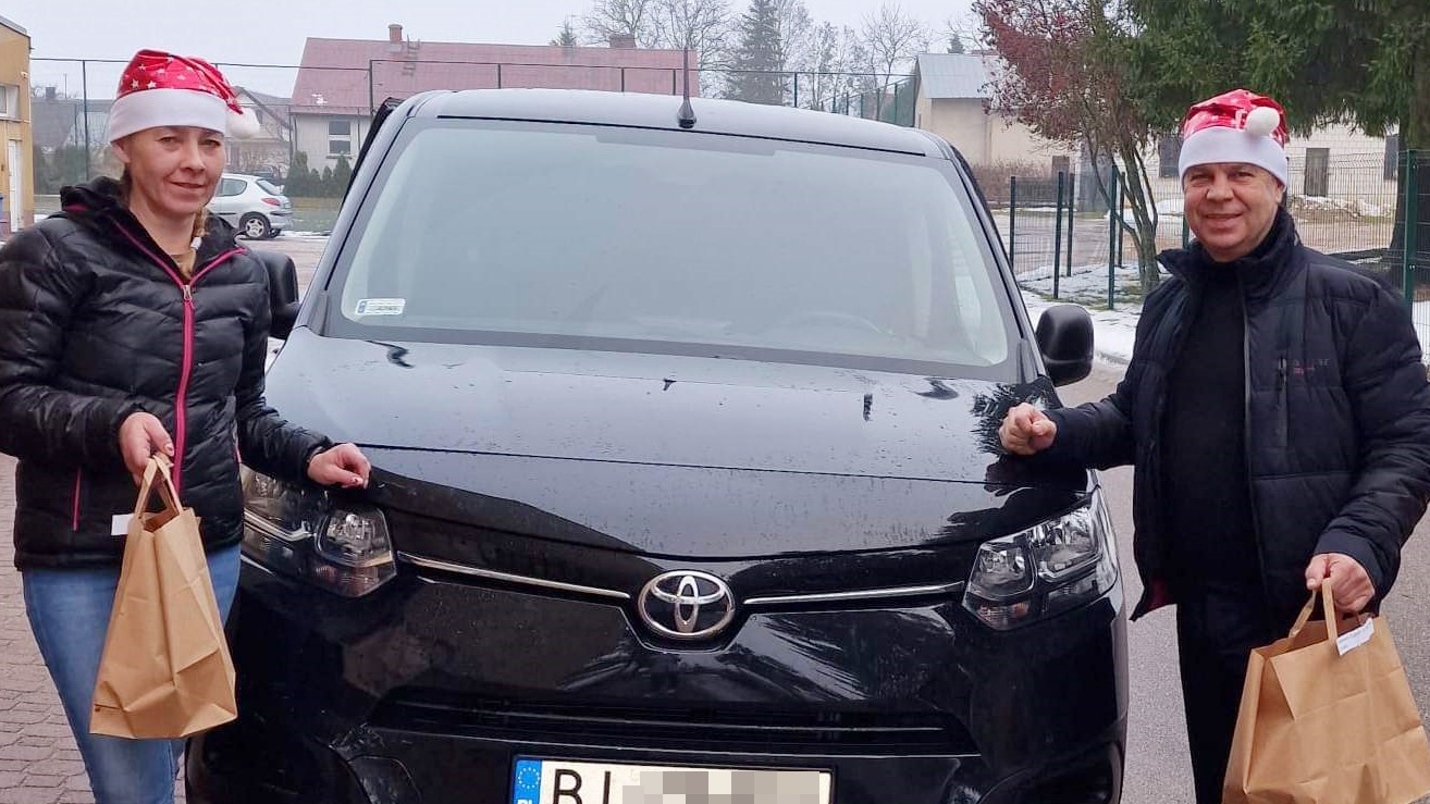 Świąteczne paczki i potrawy wigilijne trafiły do samotnych mieszkańców gminy Suchowola