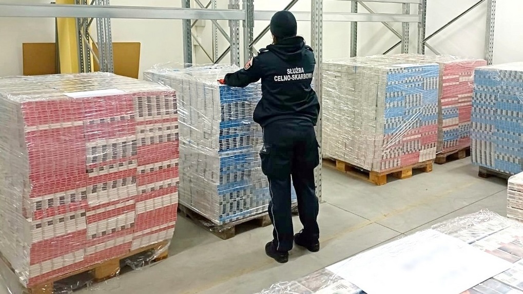 Funkcjonariusze KAS udaremnili przemyt 400 tys. paczek nielegalnych papierosów