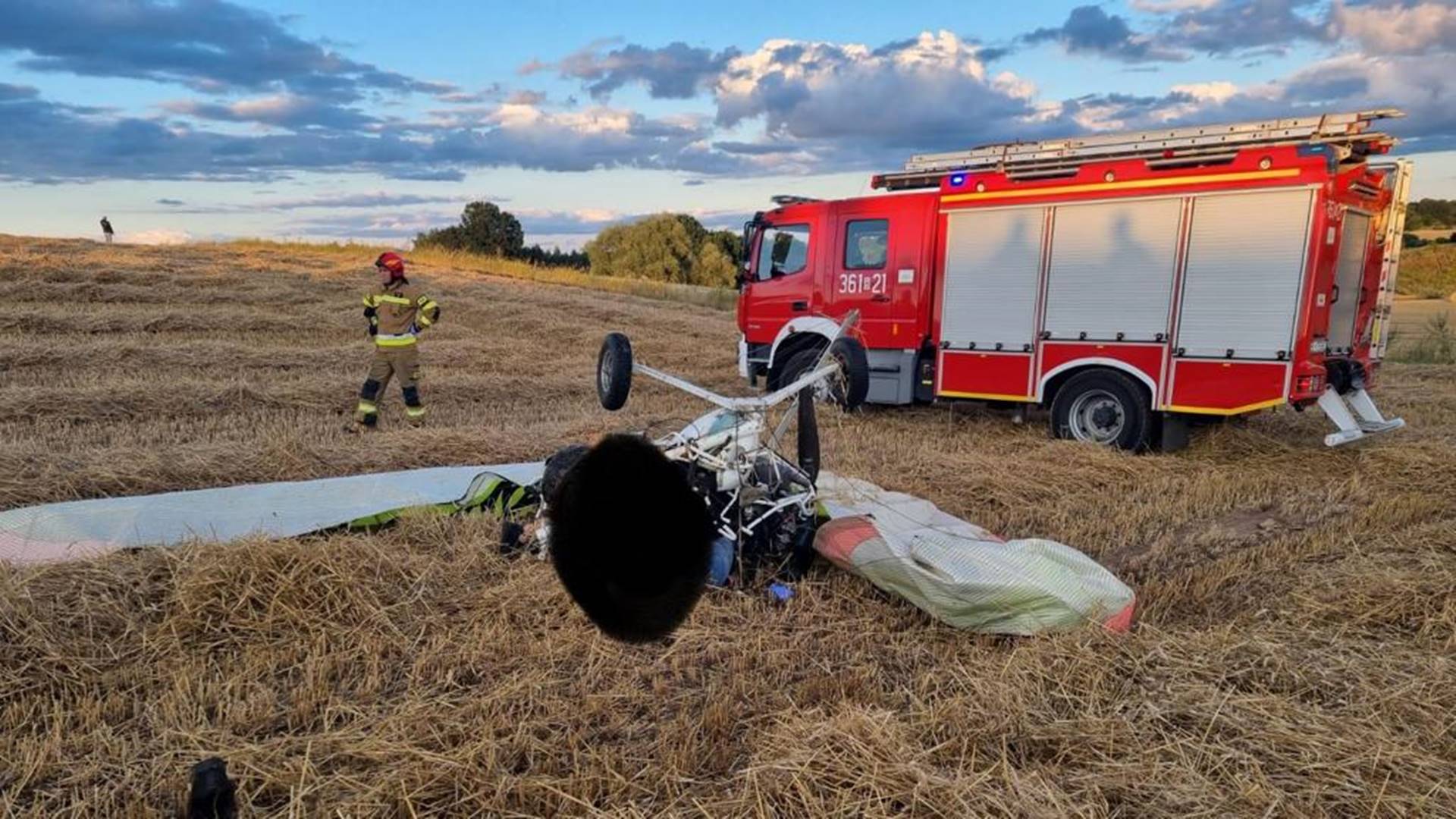Policjanci pod nadzorem prokuratury prowadzą postępowanie ws. wypadku motolotni w okolicach Marianowa