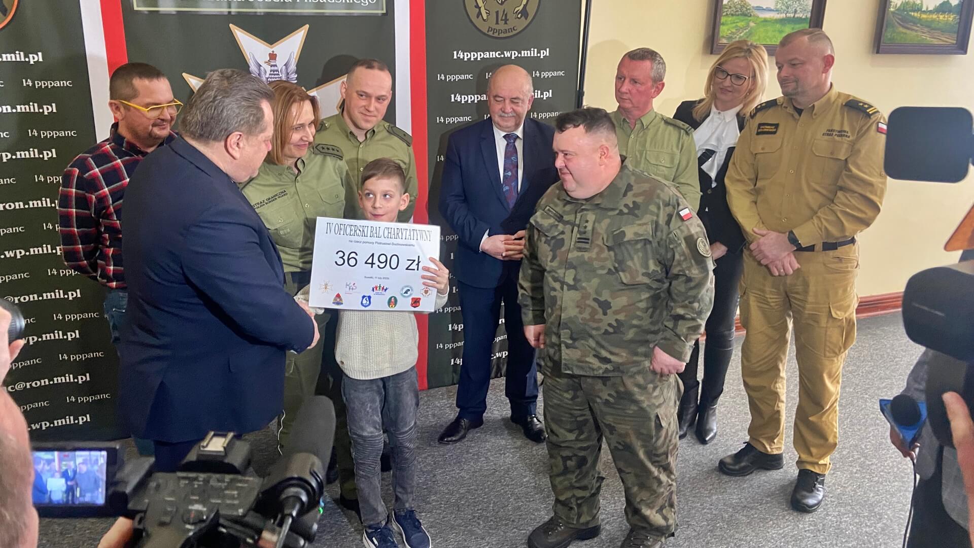 Uczestnicy Oficerskiego Balu Charytatywnego w Suwałkach zebrali 36 tys. zł na leczenie chłopca