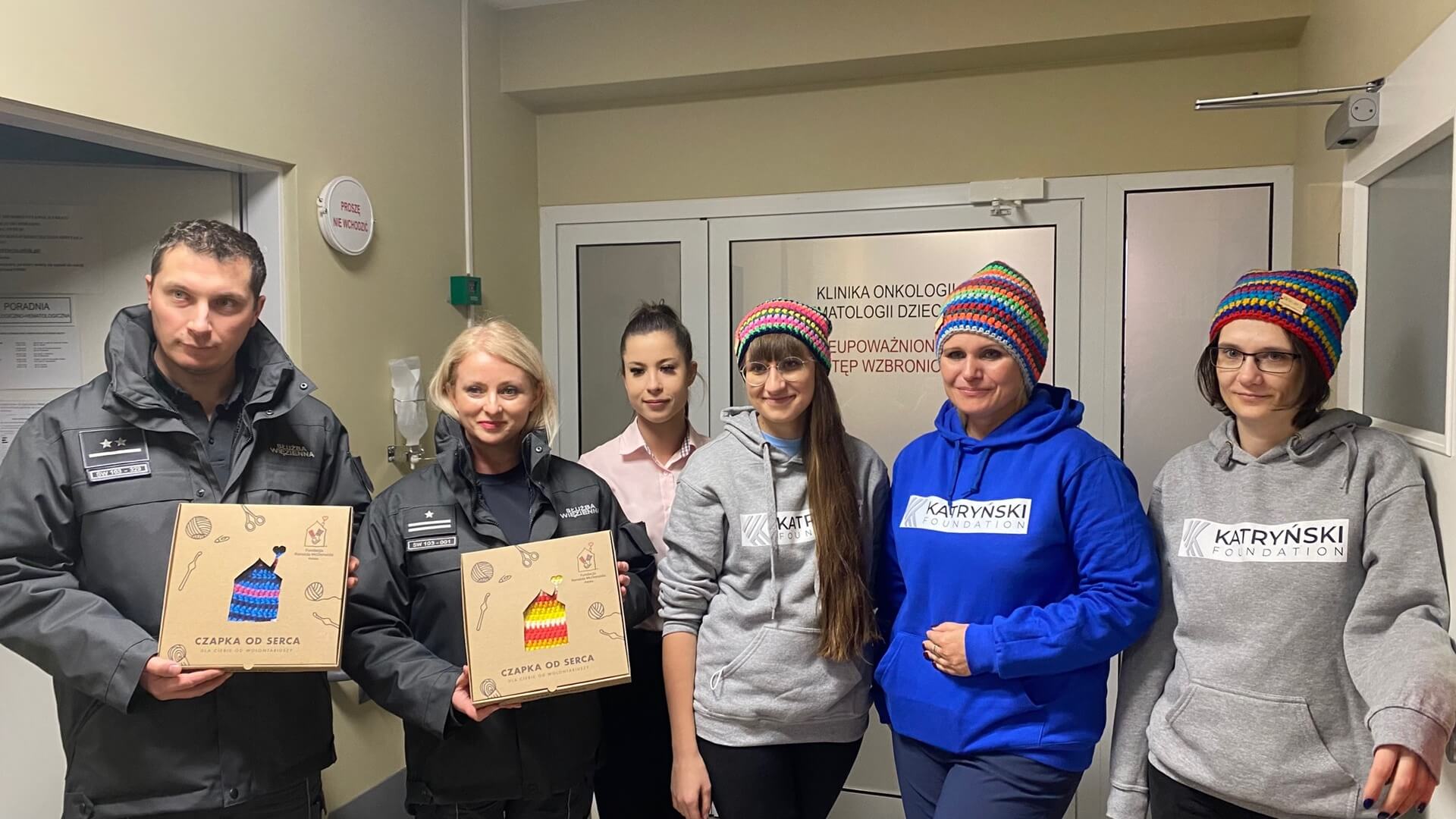 Kolorowe czapki trafiły do dzieci z oddziału onkologicznego UDSK w Białymstoku