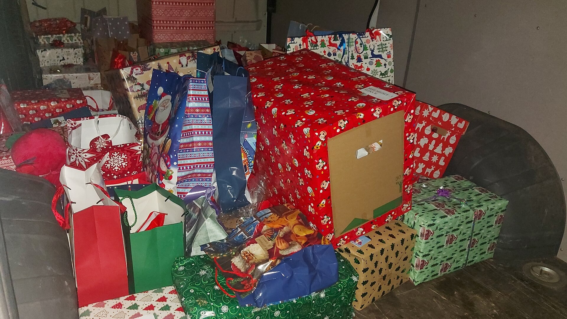 Ponad 220 świątecznych paczek trafi do domów dziecka w regionie - przygotowali je kibice Jagiellonii