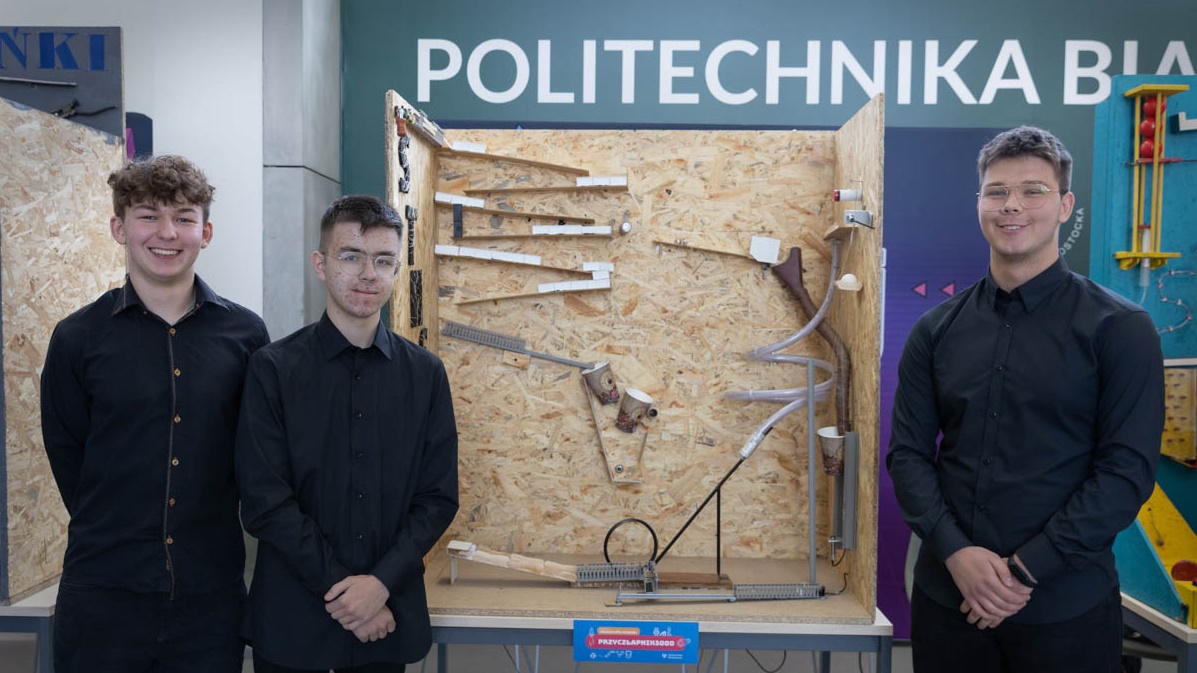 To okazja do zdobycia indeksu Politechniki Białostockiej - 12 zespołów uczniów bierze udział w konkursie Niesamowita Maszyna