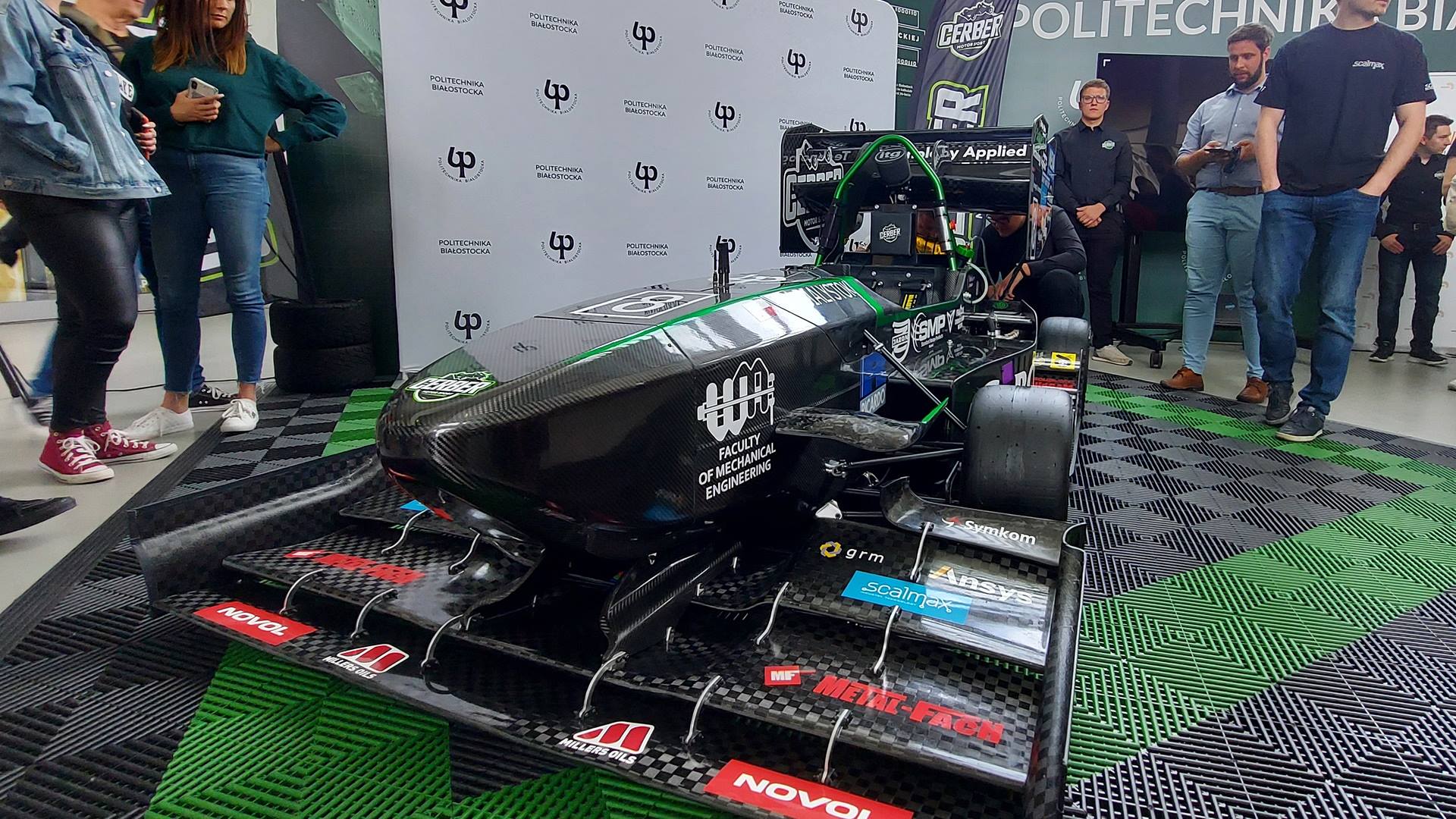 Studenci Politechniki Białostockiej zaprezentowali bolid CMS-08