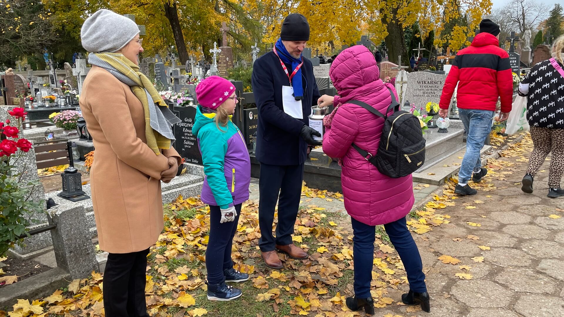 Na najstarszym suwalskim cmentarzu kwestujący zbierali pieniądze na odnawianie zabytkowych pomników