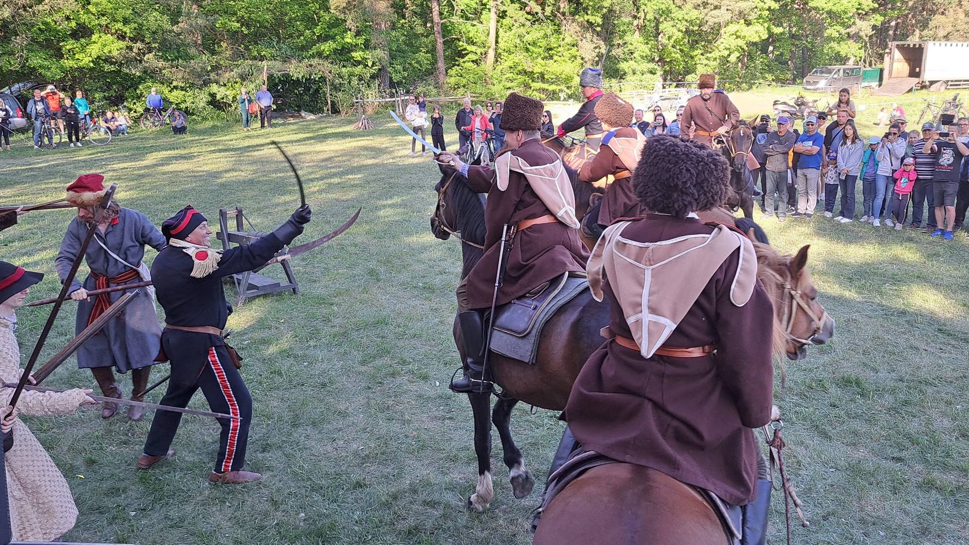 Inscenizacja bitwy, koncerty, konkursy i atrakcje dla dzieci - pod Łomżą odbyła się "Kurpiowska majówka u Stacha” [zdjęcia]