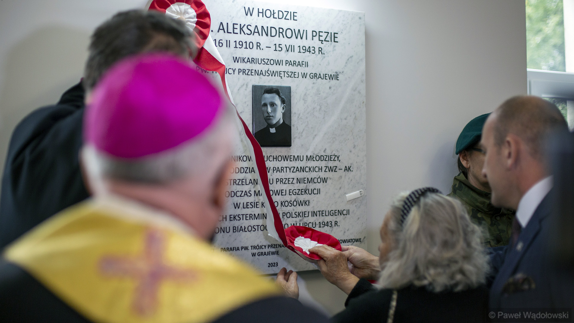 Grajewo - wmurowano symboliczną tablicę poświęconą księdzu Aleksandrowi Pęzie