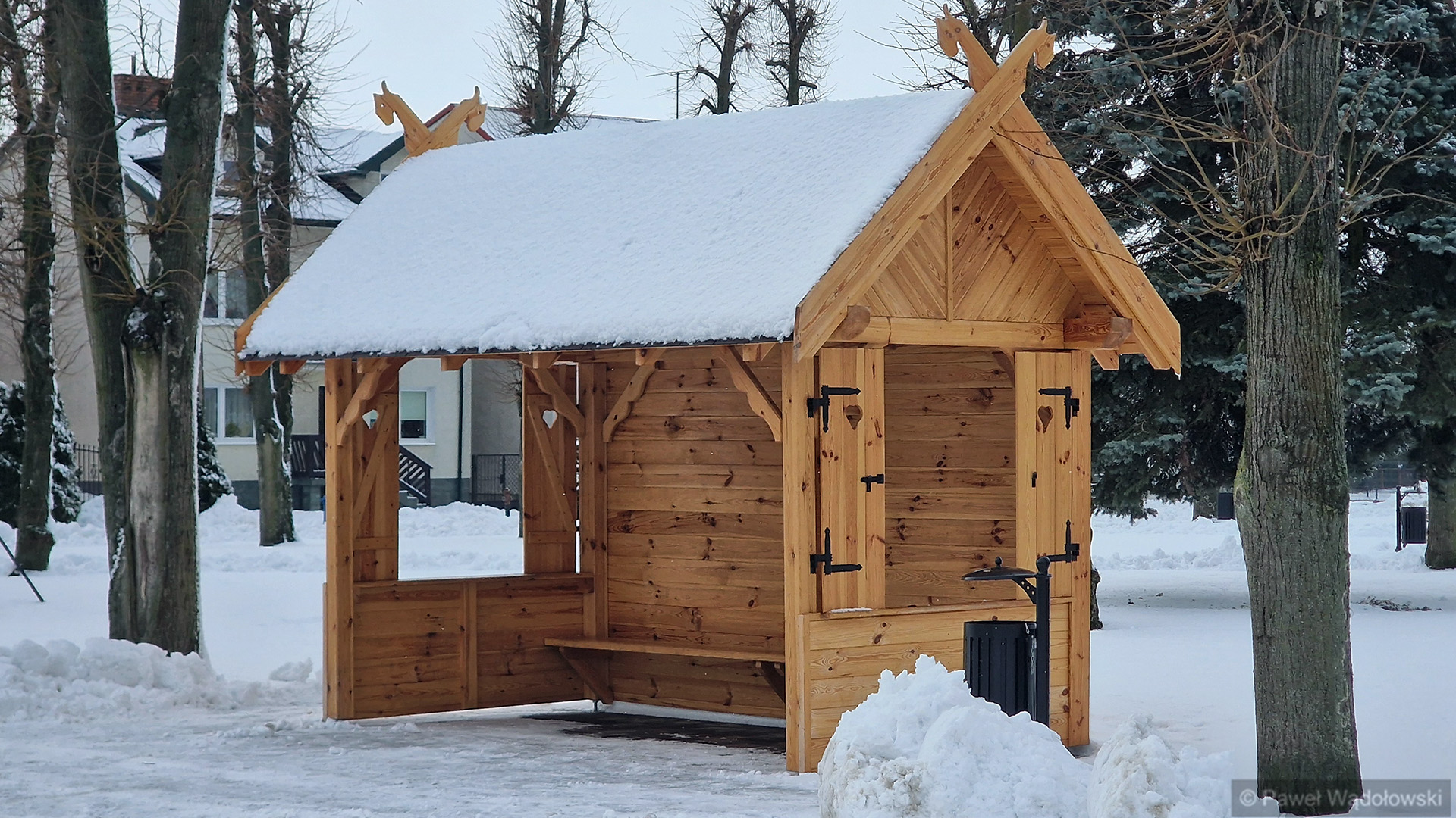 W centrum Nowogrodu powstał przystanek autobusowy w stylu kurpiowskiej chaty