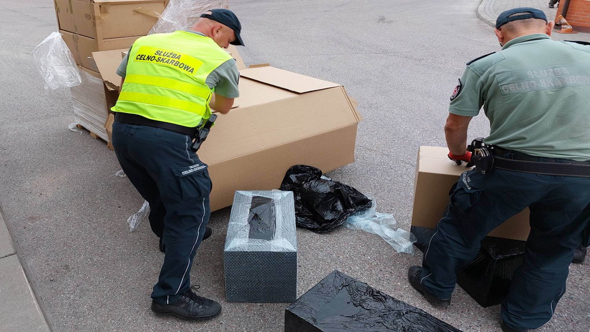 Funkcjonariusze Podlaskiej KAS zabezpieczyli 60 tysięcy paczek nielegalnych papierosów