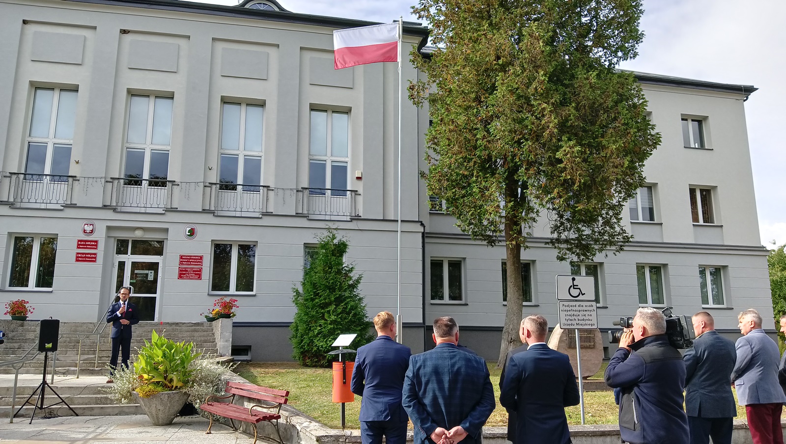 W Dąbrowie Białostockiej stanął maszt z biało-czerwoną flagą