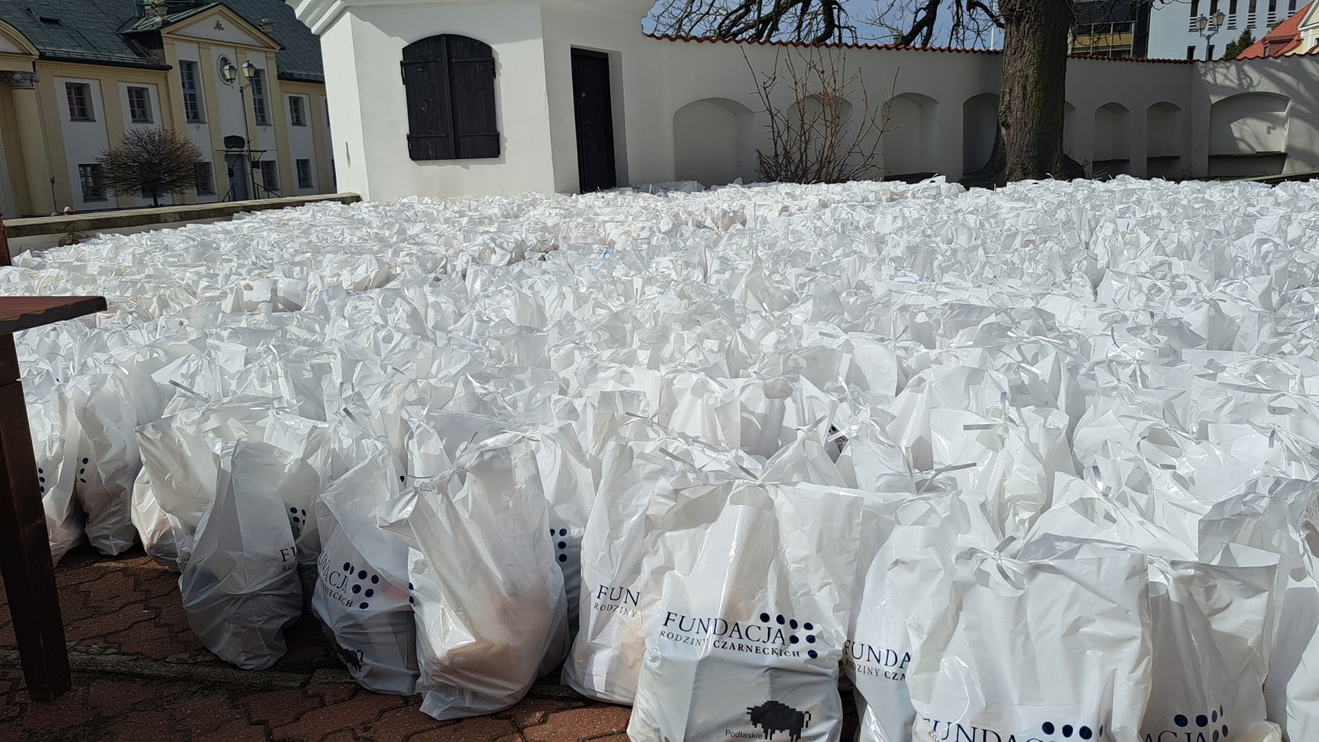 Fundacja Rodziny Czarneckich rozdała na Wielkanoc 1500 paczek żywnościowych