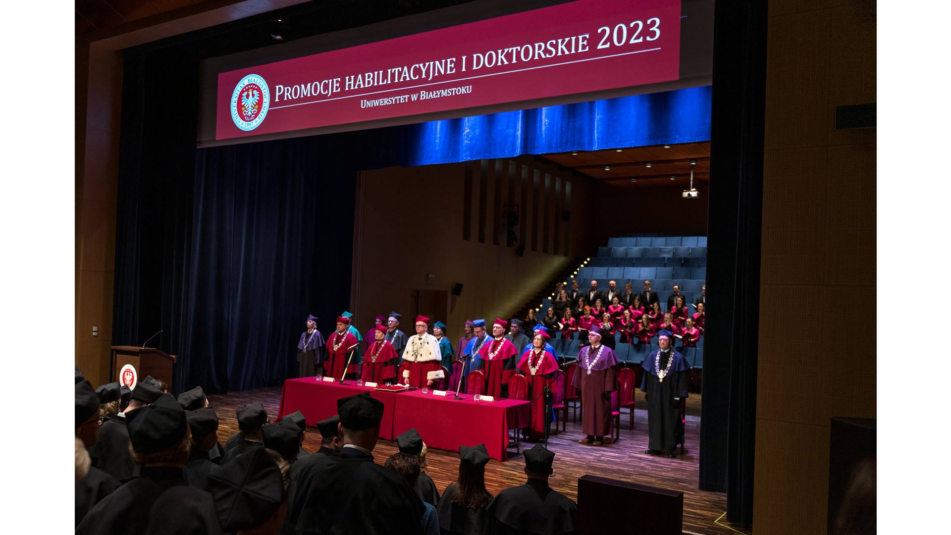 39 doktorów i troje doktorów habilitowanych UwB odebrało promocje na stopnie naukowe