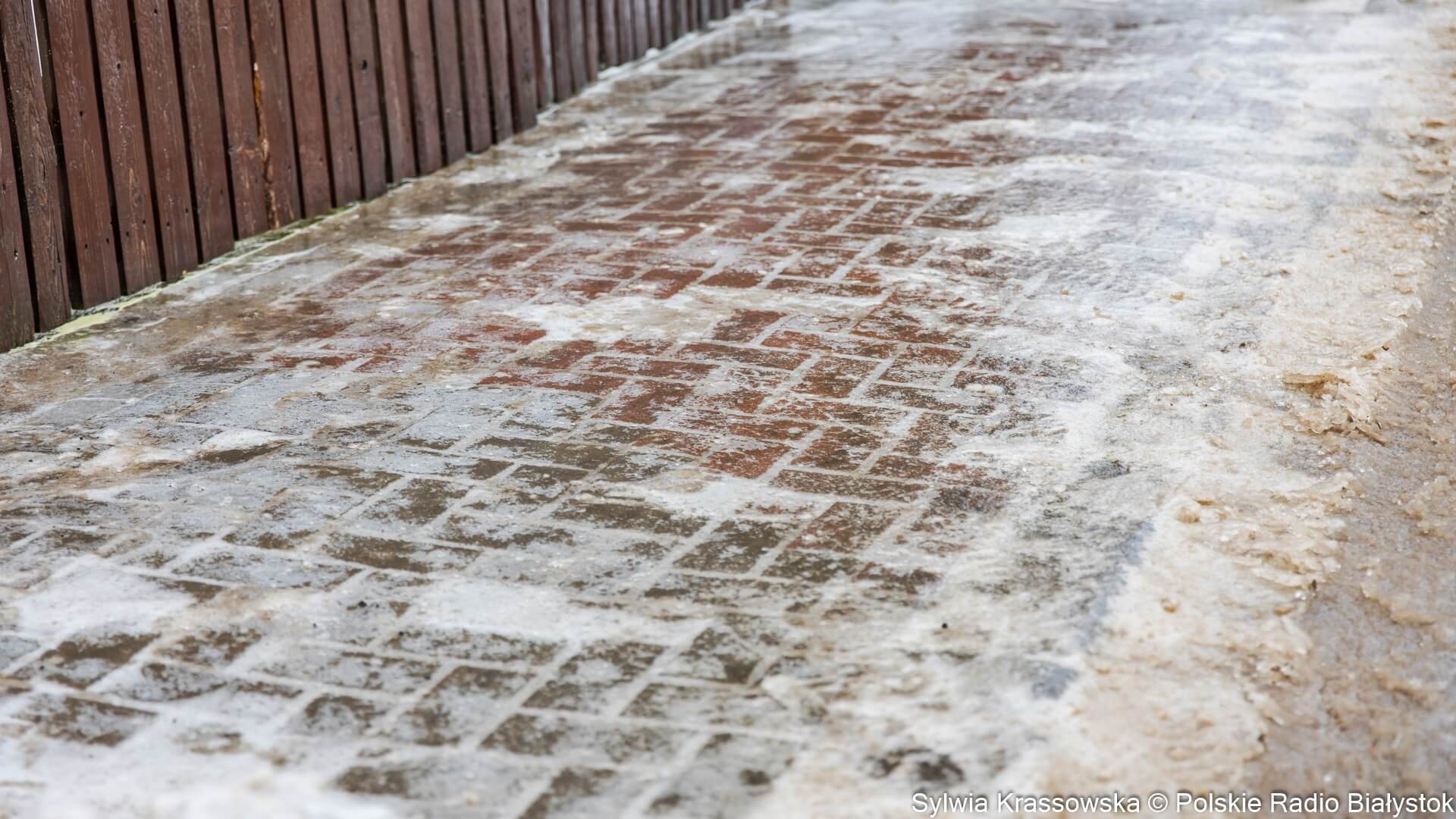 Zima wróciła do regionu - ślisko na drogach i chodnikach