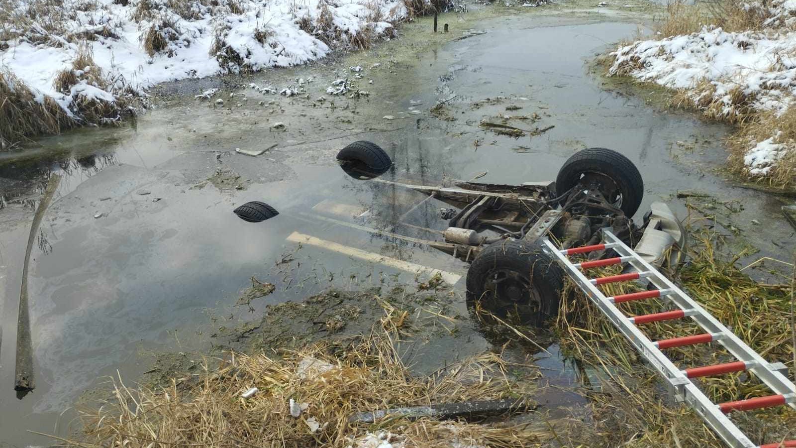 Groźny wypadek w okolicach Bielska Podlaskiego. Auto dachowało i wpadło do rzeki