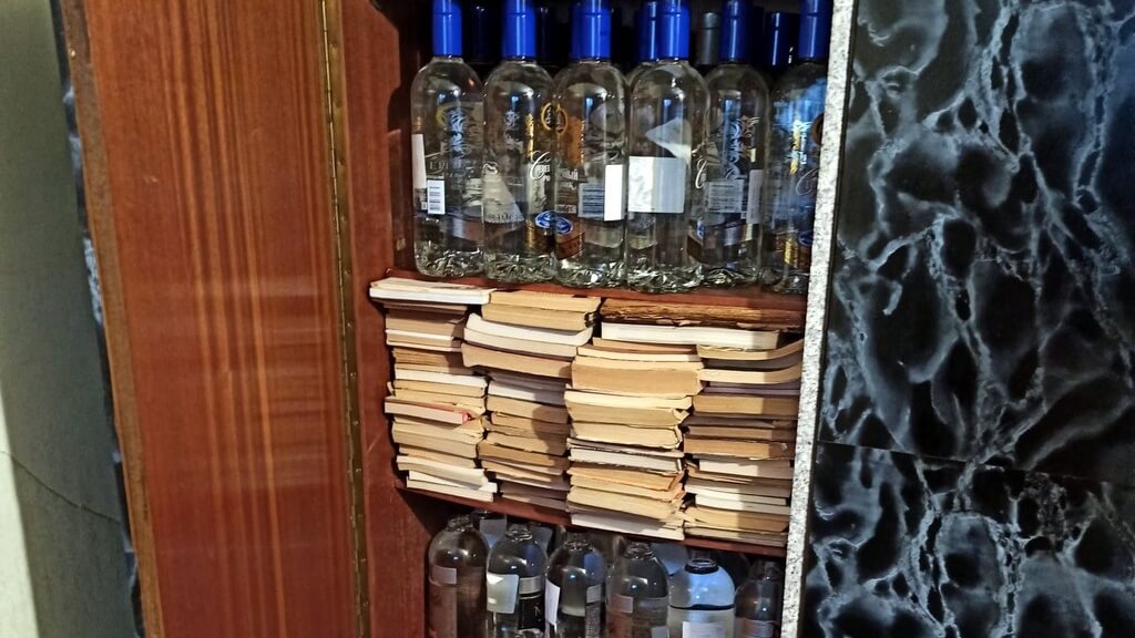 Nielegalne papierosy i alkohol znaleźli funkcjonariusze KAS w mieszkaniu białostoczanina