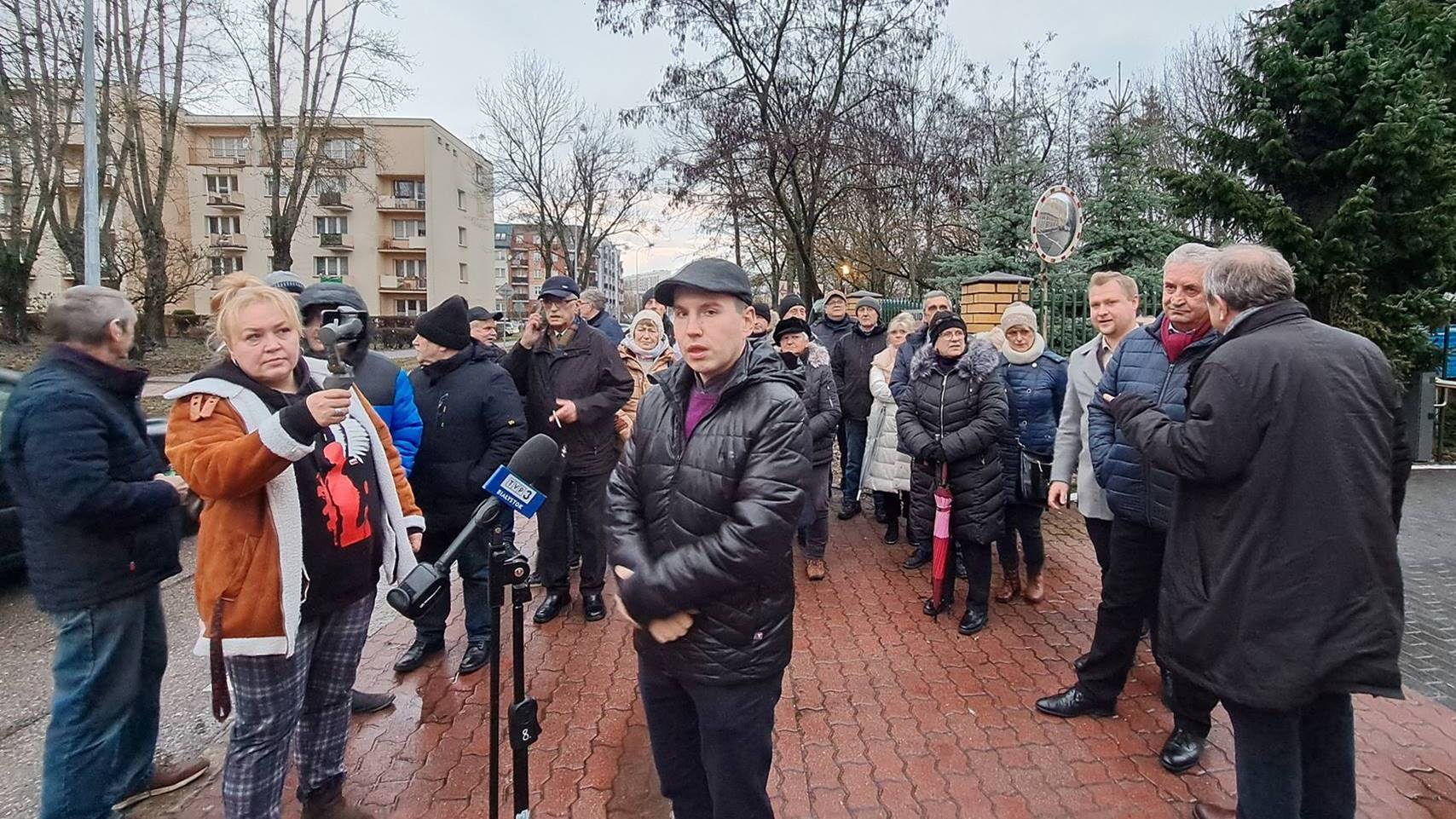 Kilkadziesiąt osób pikietowało przed siedzibą białostockiego oddziału Telewizji Polskiej