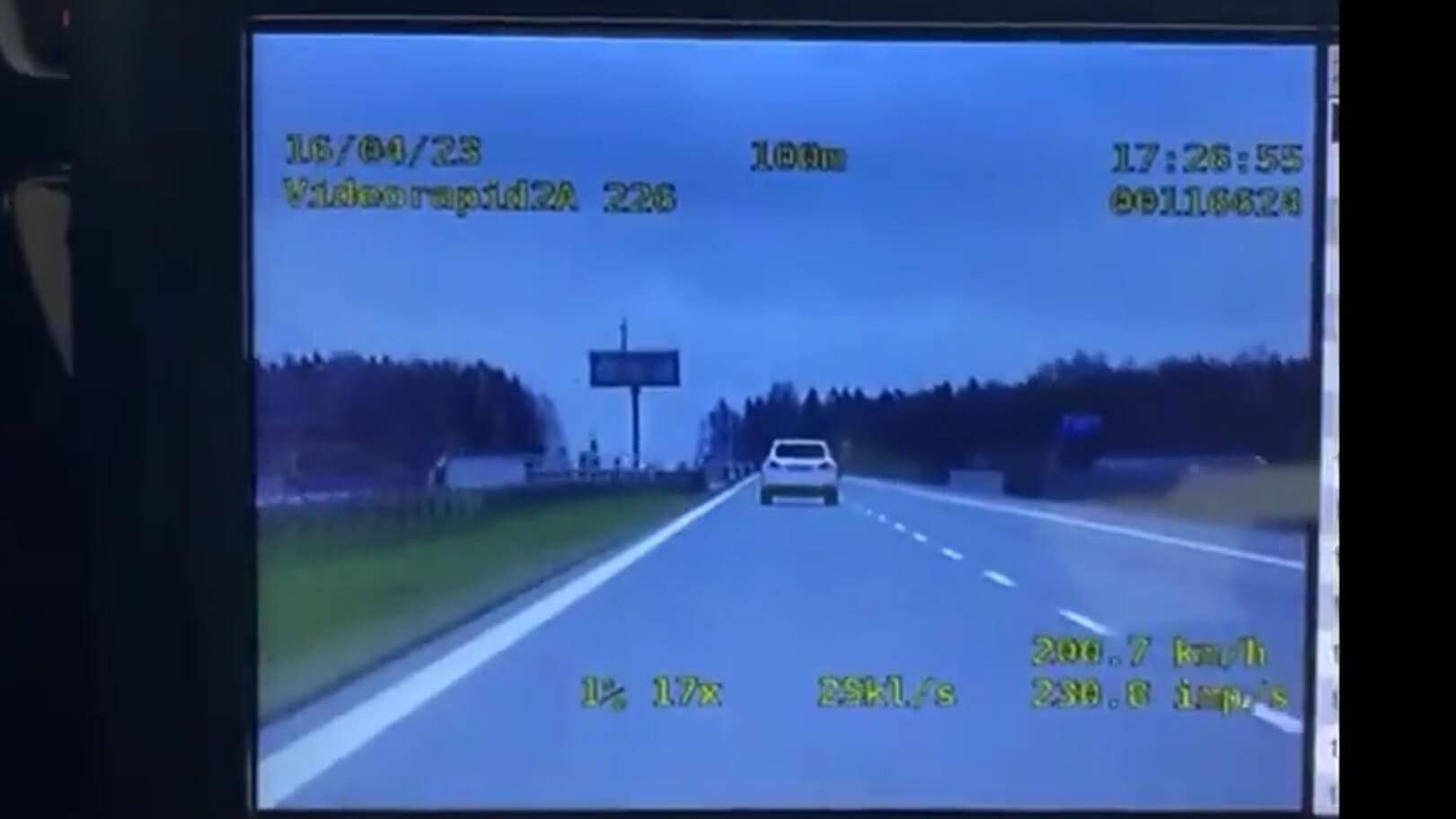 Kierowca porsche jechał ponad 200 km/h - wszystko nagrała policja [wideo]