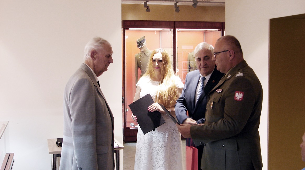Potomkowie żołnierzy, którzy walczyli w obronie Zambrowa, odebrali pamiątkowe dyplomy