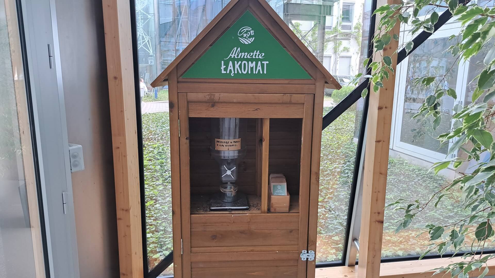 Pierwszy łąkomat w Białymstoku - urządzenie, które nieodpłatnie wydaje nasiona do wysiania kwietnej łąki