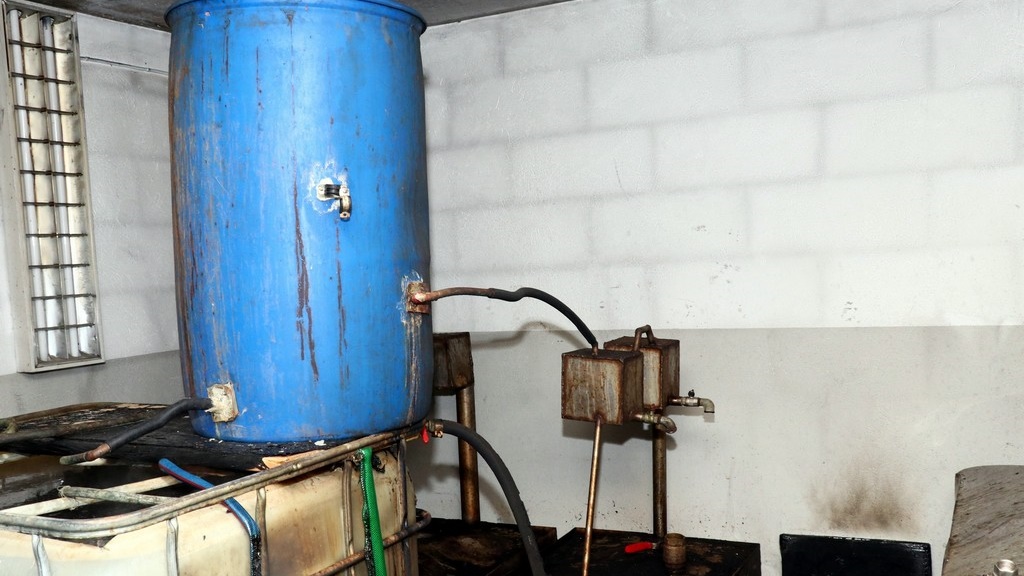 Nielegalną bimbrownię odkryto na jednym z suwalskich osiedli