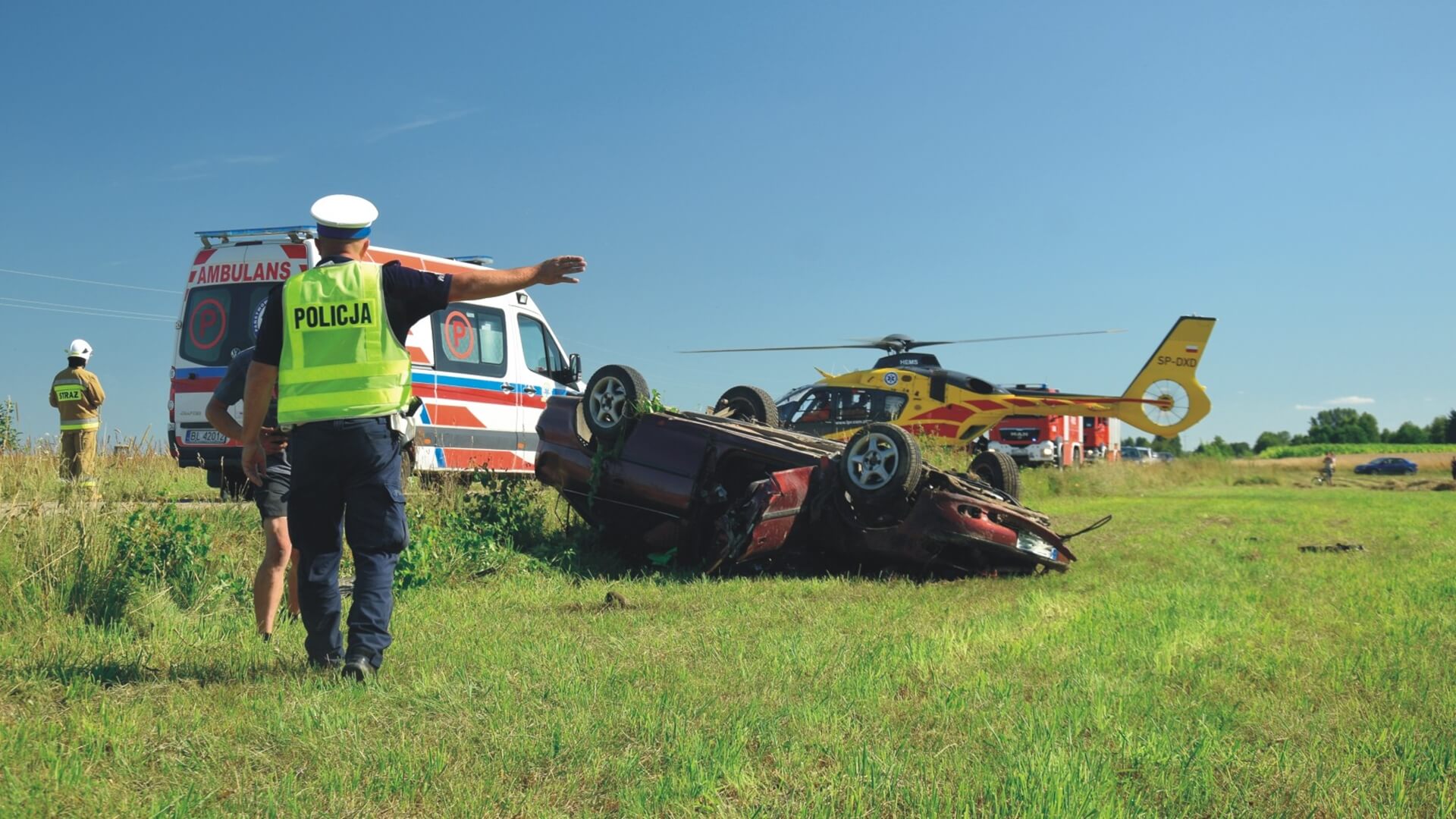 Dachowanie w okolicach Grodziska. 12-latek wypadł z samochodu