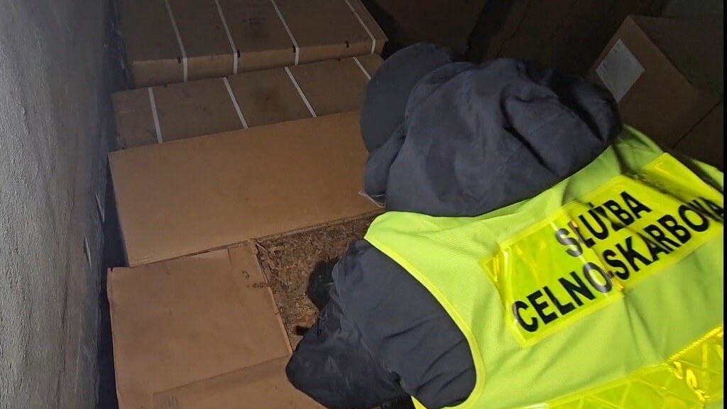 Prawie 19 ton nielegalnego tytoniu w magazynie zlikwidowanym przez podlaską KAS [wideo]