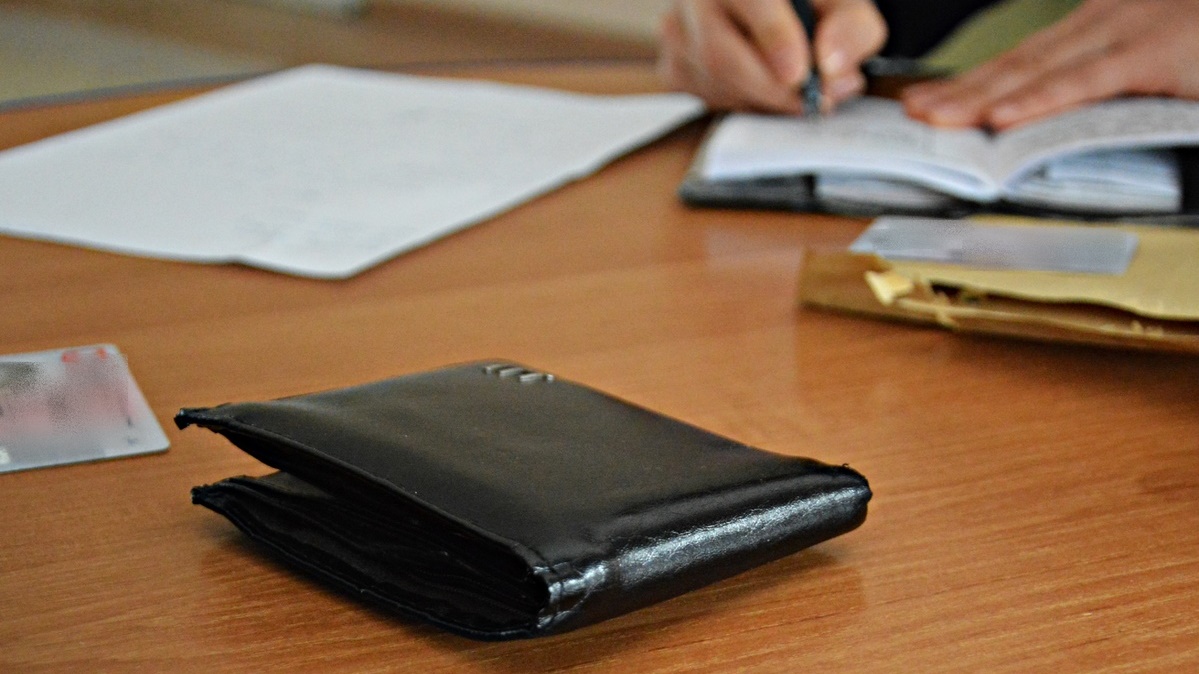 Suwalczanka znalazła i oddała policjantom portfel, w którym było ponad tys. zł