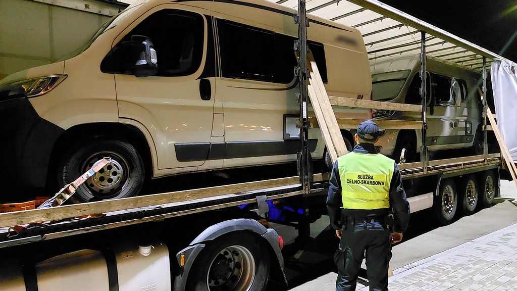 Podlaska KAS udaremniła wywóz na Wschód skradzionych w Niemczech kamperów
