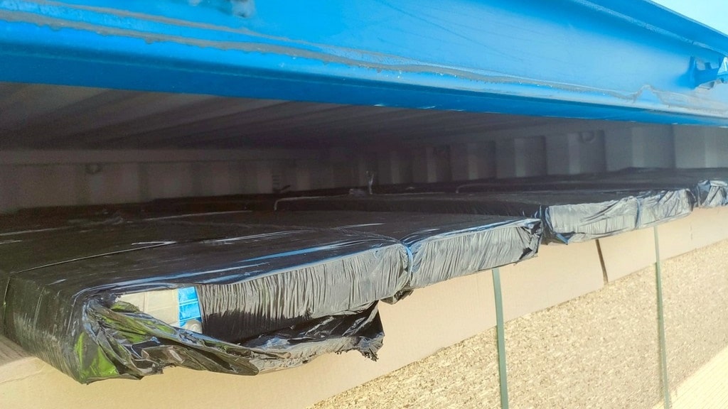 Podlaska KAS udaremniła przemyt papierosów ukrytych w kontenerach z płytą wiórową