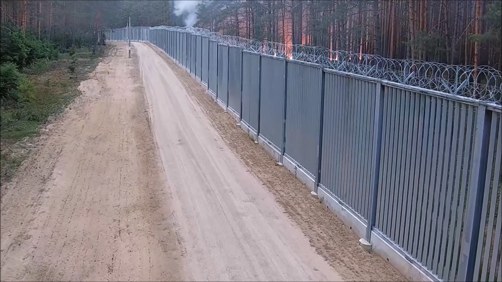 Pożar na Białorusi - palił się las tuż przy zaporze na granicy [wideo]