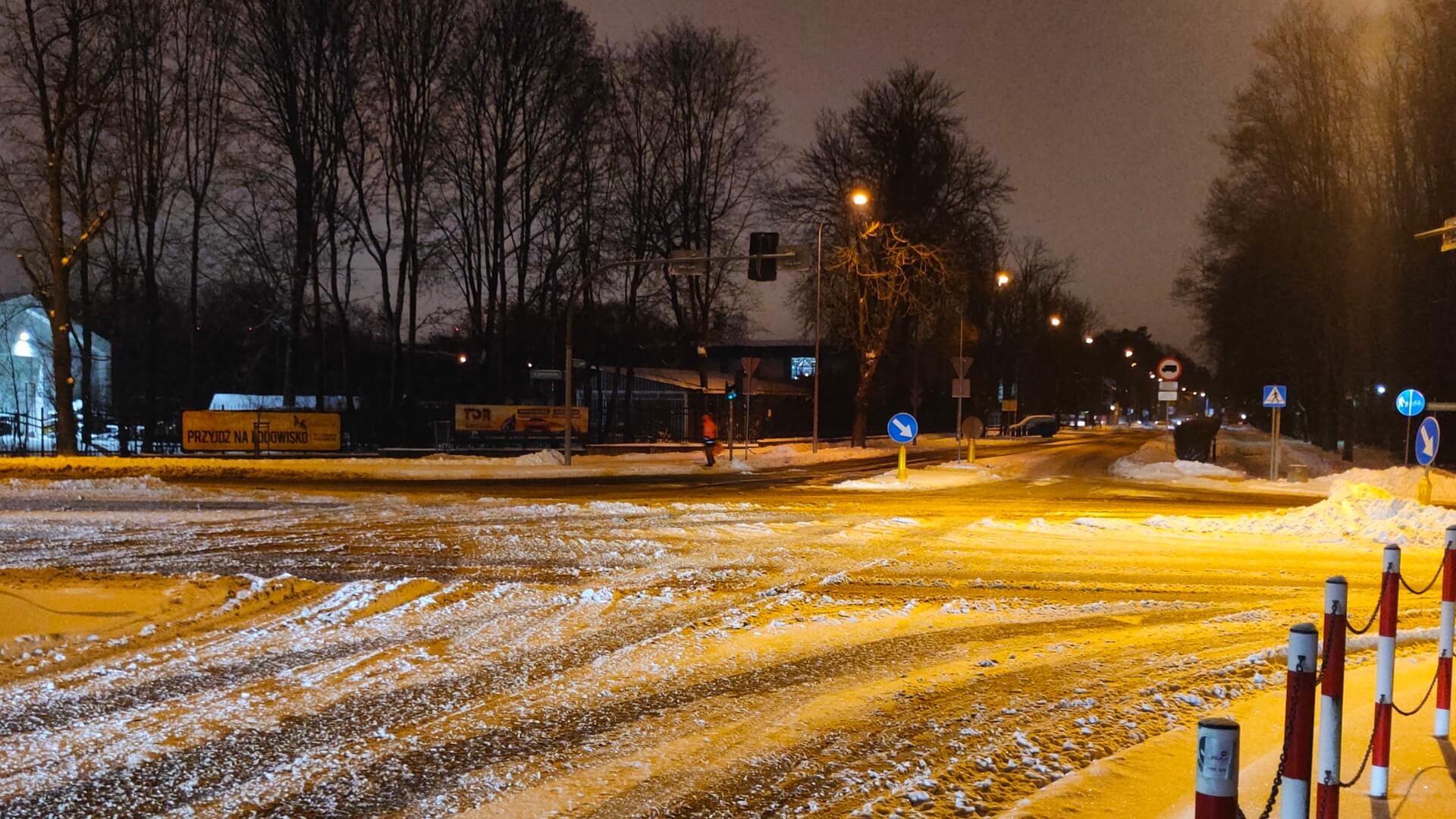 Trudne warunki na podlaskich drogach po opadach śniegu