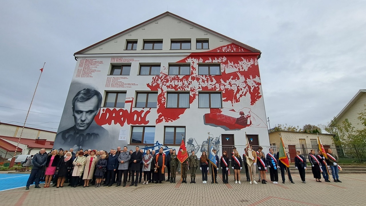39. rocznica śmierci ks. Jerzego Popiełuszki - w Suchowoli odsłonięto mural upamiętniający kapelana warszawskiej „Solidarności”