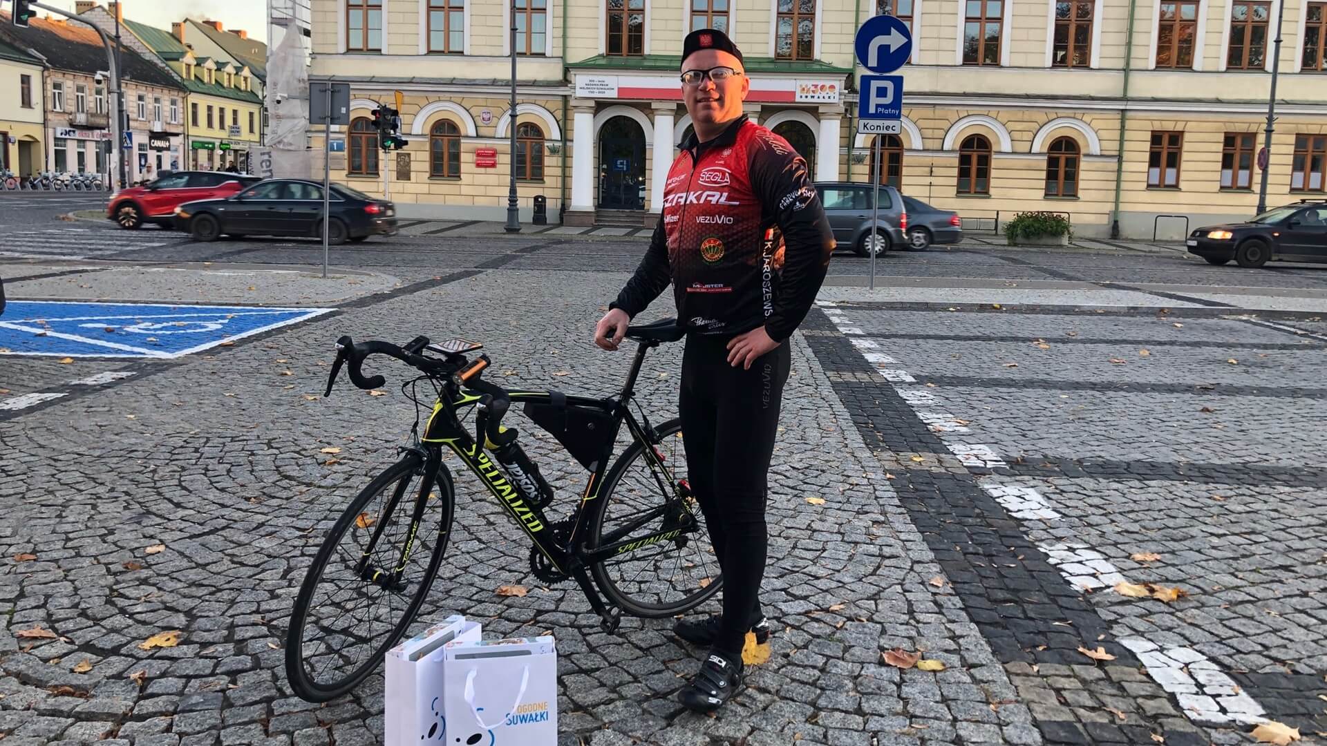 Do Suwałk dojechał rowerzysta, który zbiera pieniądze na rzecz chorego dziecka