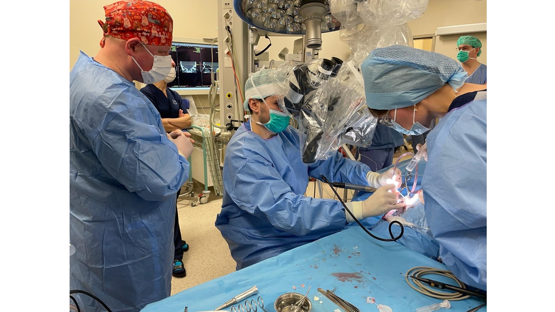 W USK w Białymstoku lekarze przeprowadzili operację wszczepienia innowacyjnego implantu ucha środkowego