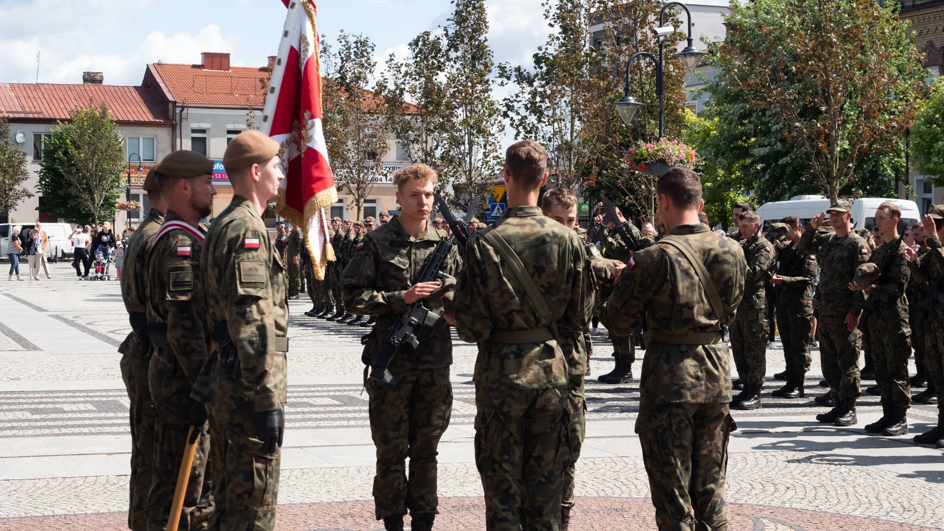 1. Podlaska Brygada Obrony Terytorialnej ma nowych terytorialsów - w Augustowie złożyli przysięgę