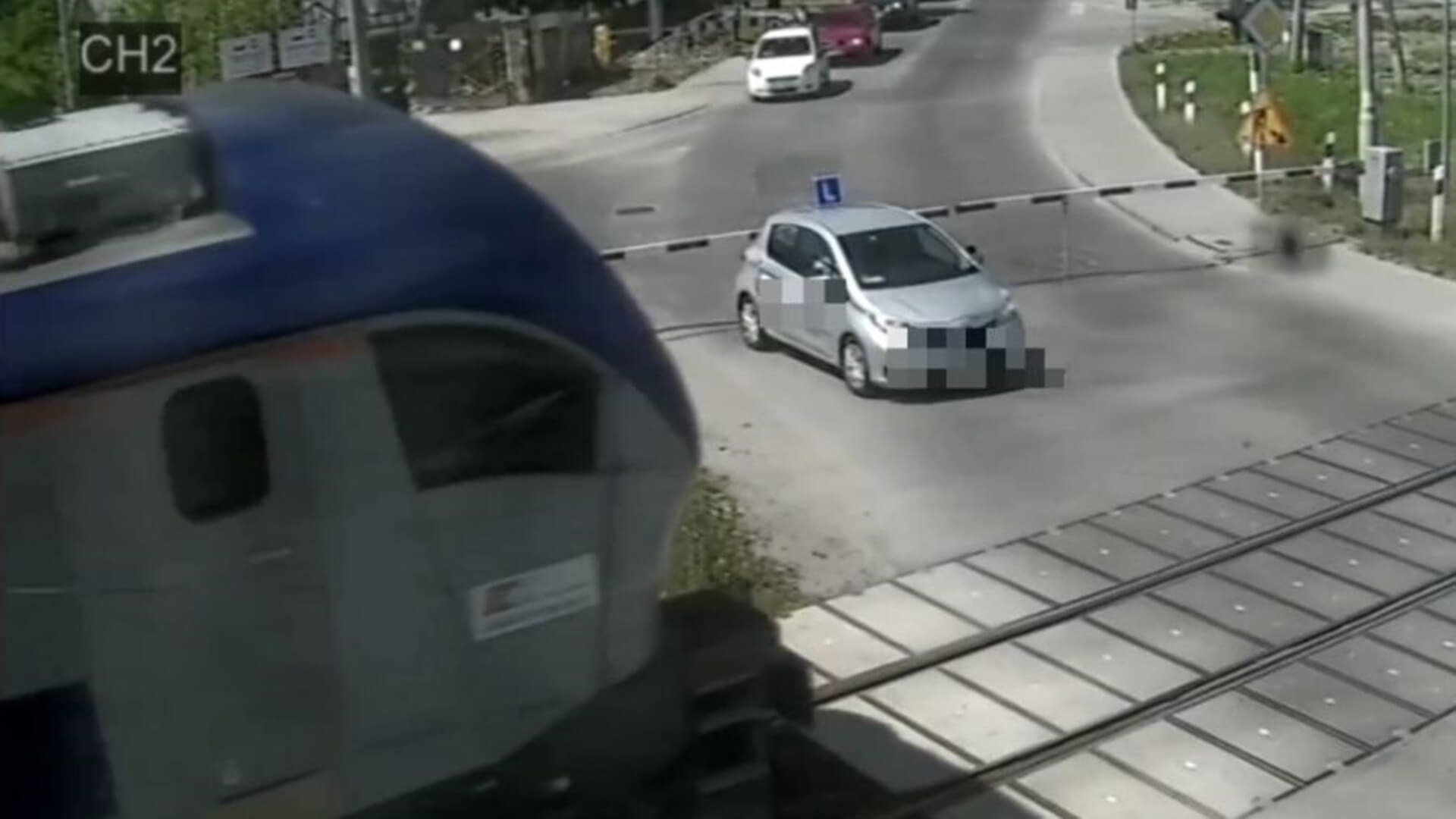Kursant utknął na przejeździe kolejowym podczas egzaminu na prawo jazdy [wideo]