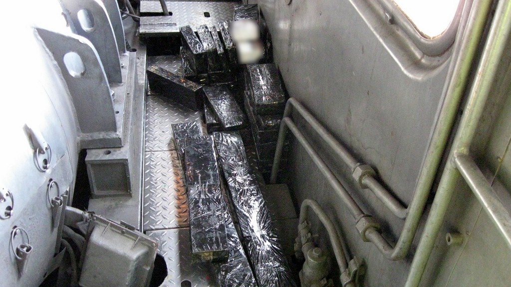 Próba przemytu papierosów z Białorusi w podłodze lokomotywy