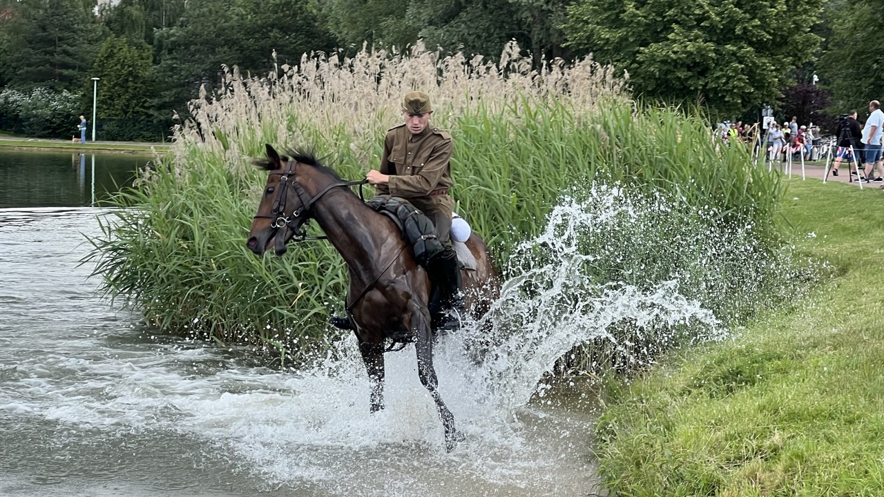 Zawody ułanów i pokazy sprawności jeździeckiej - w Suwałkach rozpoczął się Piknik Kawaleryjski