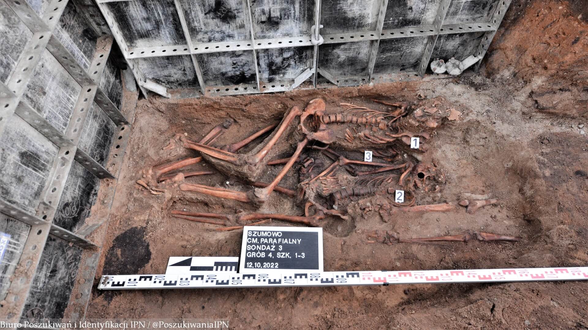 Archeolodzy z IPN-u odnaleźli szczątki młodych osób na cmentarzu w Szumowie