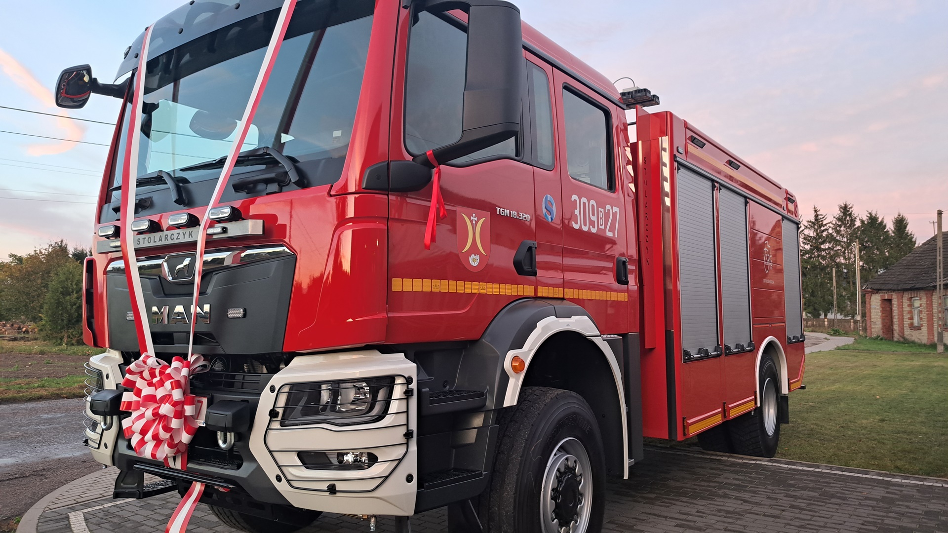 Strażacy z OSP w Turośni Kościelnej mogą już korzystać z nowego wozu