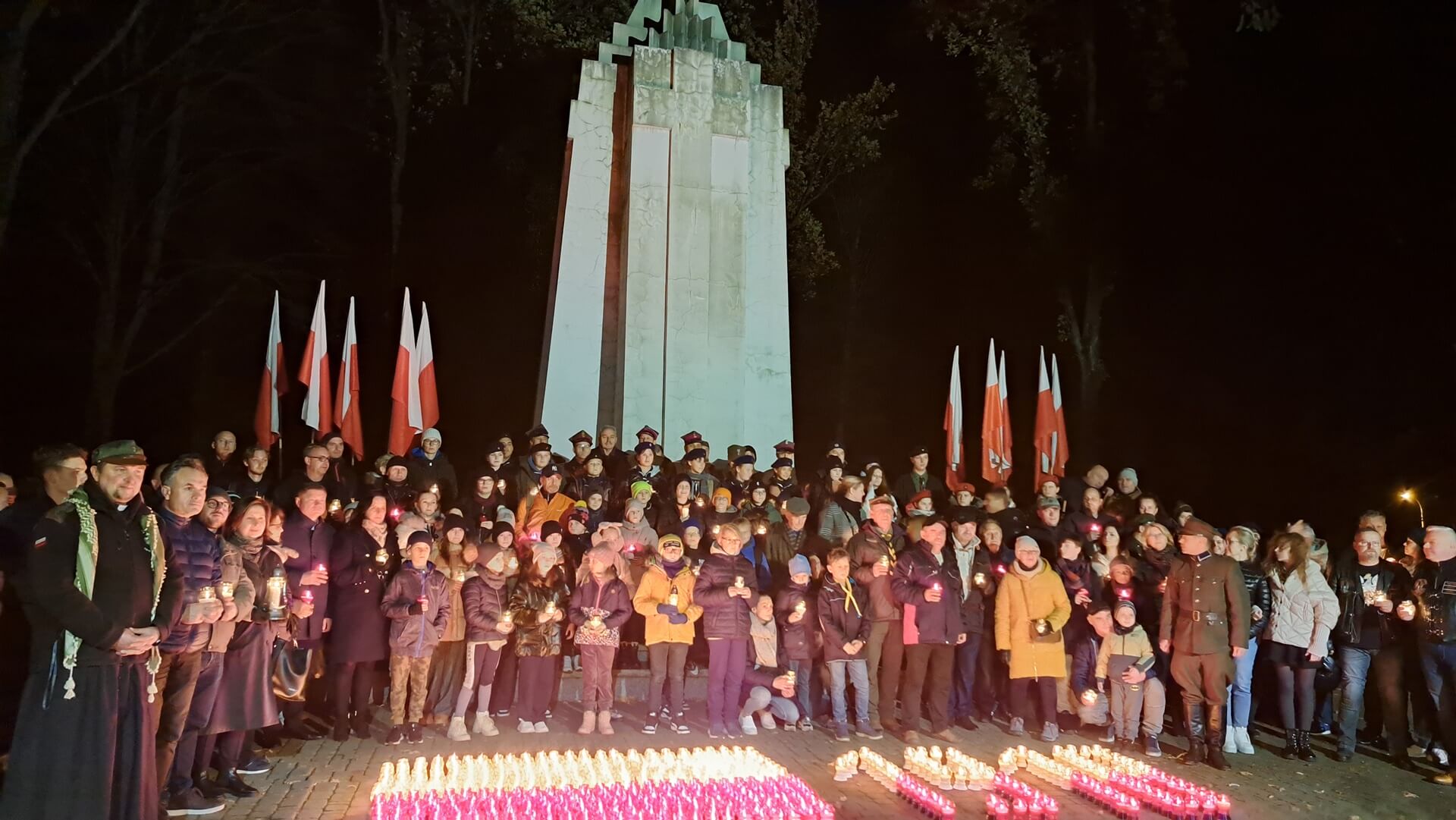 "Światło Pamięci Niezwyciężonym" - na cmentarzu wojskowym w Białymstoku zapłonęły biało-czerwone znicze
