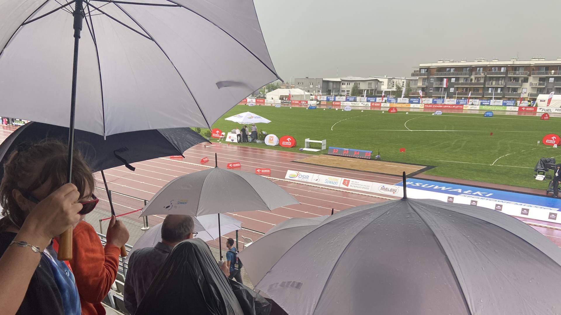 W Suwałkach ulewa sparaliżowała pierwszy dzień mistrzostw Polski w lekkiej atletyce
