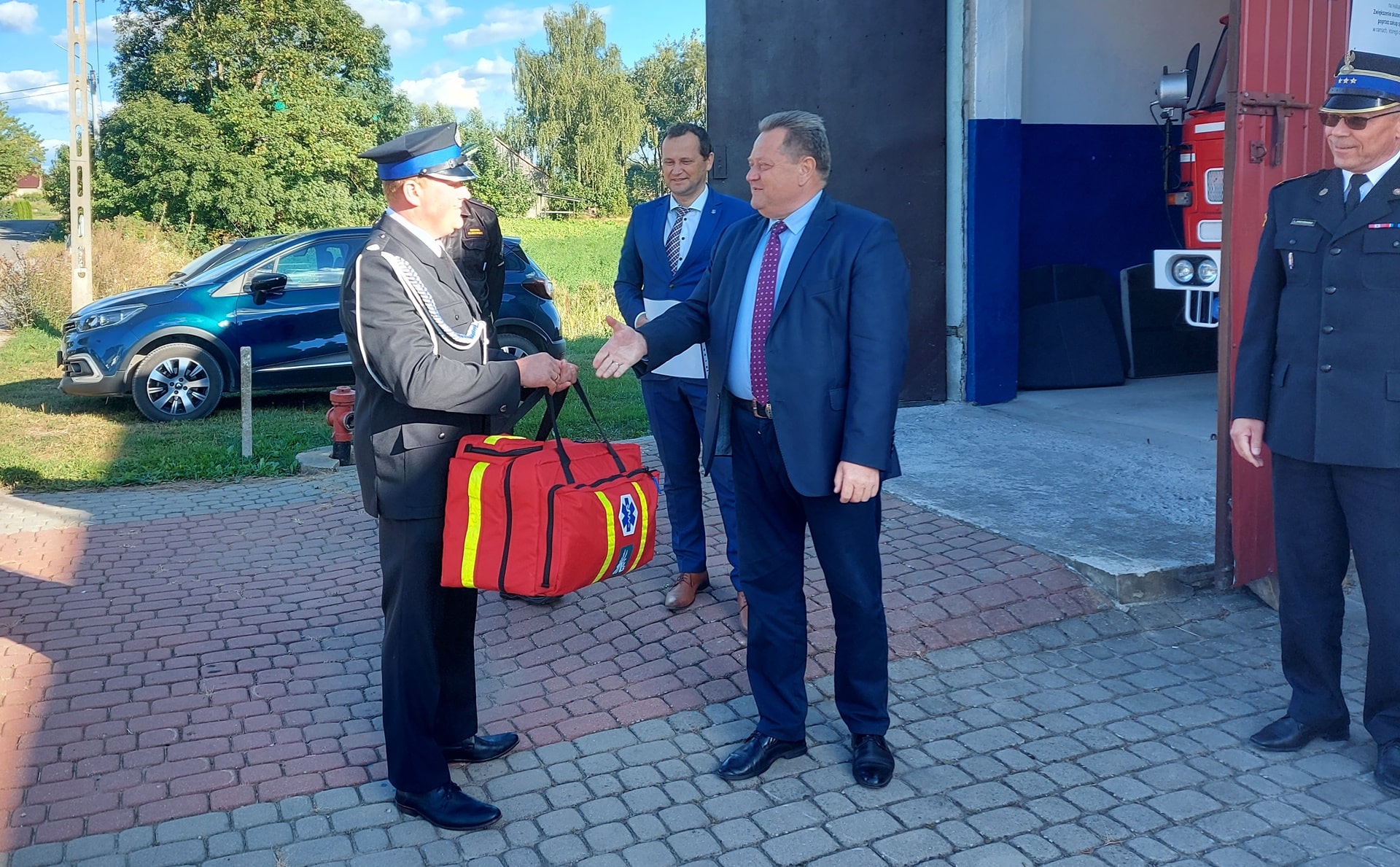 Zestaw ratownictwa medycznego trafił do strażaków-ochotników w Bargłówce